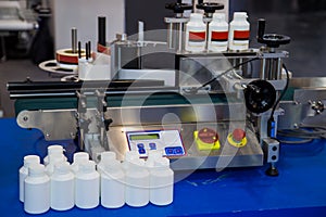 Bottle labeling machine