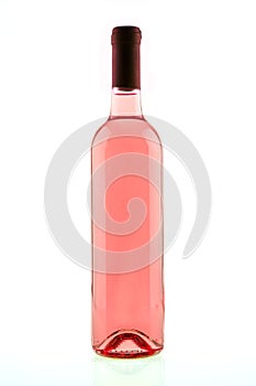 Eine flasche aus pinke rosen wein 