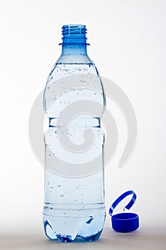 Eine flasche aus Wasser 