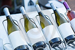 Botellas vaso vino blanco en línea sobre el mesa 