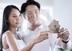 They bought a new home to fulfill their married life, Focusing on a simulated wooden house.