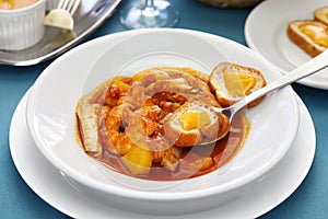 Bouillabaisse, soupe de poisson photo