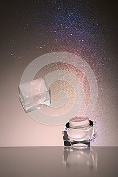 Bouncing cosmetic jar and cloud of powder