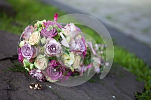Bouquet and gold rings wedding