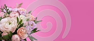 De mezclado flores en la mano sobre el rosa formato publicitario destinado principalmente a su uso en sitios web copiar espacio 