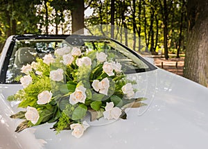 Bouquet of roses on the bride car