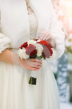 Bouquet of roses in the hands of the bride