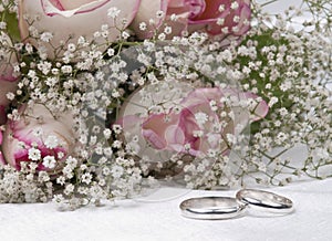 Bouquet roses and weddings rings