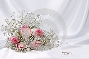 Bouquet roses and weddings rings