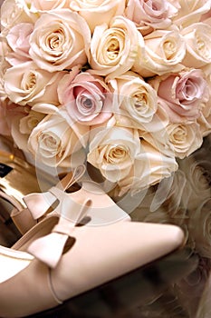 Un calzature fiori nozze 