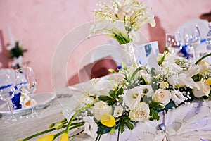 Bouquet of white callas and roses