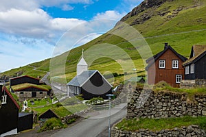 Municipio. típico casas a verde montanas. isla feroés islas. dinamarca. Europa 