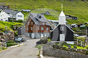 Municipio. típico casas a verde montanas. isla feroés islas. dinamarca. Europa 