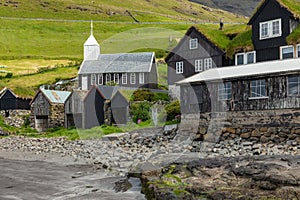 Municipio. típico casas a verde montanas. isla feroés islas. dinamarca. Europa 