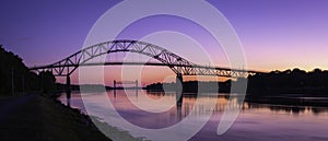 Puente a través de capa bacalao panorámico sobre el atardecer 