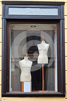 Boutique display window mannequins