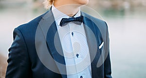 The bow tie. Close the frame
