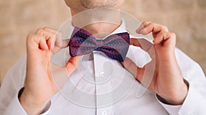 The bow tie. Close the frame