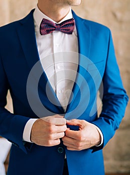 The bow tie. Close the frame