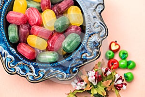 Bowl with colorful caramels, lollipops for resorption with fruit flavors