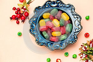 Bowl with colorful caramels, lollipops for resorption with fruit flavors