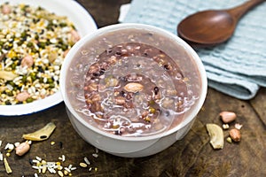 A bowl of eight-treasure cereal porridge placed on a wooden board.