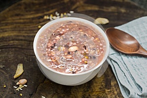 A bowl of eight-treasure cereal porridge placed on a wooden board.