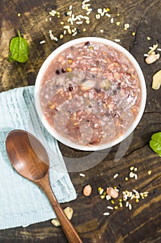 A bowl of eight-treasure cereal porridge placed on a wooden board.