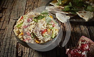 Un tazón de mezclado a cuscús ensalada 