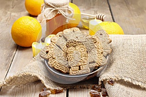 Bowl of speculaas biscuits