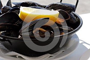 A bowl of steamed mussels. MejillÃ³n con lemon