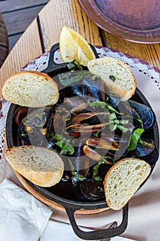 Bowled mussels