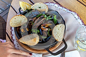 Bowled mussels