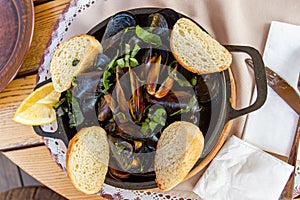 Bowled mussels