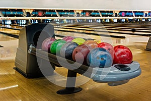 Bowling balls return machine game lanes