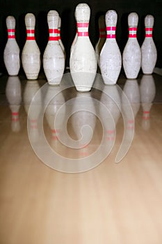 Bowling bolus row reflexion on wooden floor photo