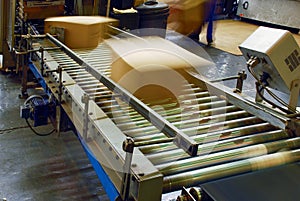 Box packing machine with conveyor