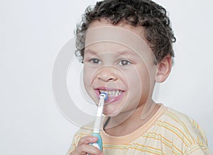 Chico cepillado su dientes eléctrico diente cepillar banco de fotos tipo foto 