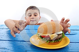 Chlapec a hamburger 