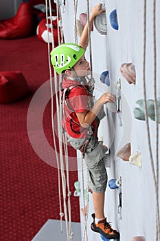 Junge auf der wand 