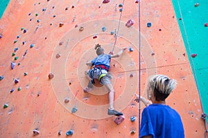 Ragazzo arrampicata parete allenatore insegna 