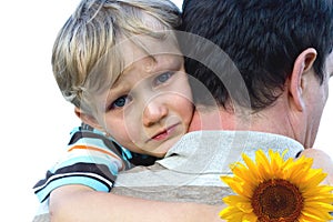 Junge weinen auf der väter schulter 