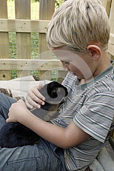 Ragazzo coccole su animale domestico coniglio 