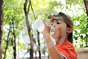 Ragazzo potabile Acqua 