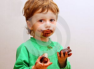 The boy eats a zephyr photo