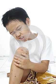 Boy fell pain from his wound on knee