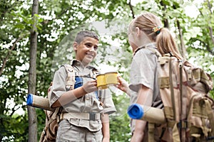 Ragazzo un esploratore sul campeggio un viaggio foresta 