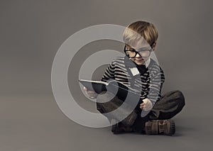 Chlapec čítať kniha šikovný dieťa v okuliare vzdelanie 