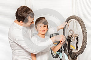 Chlapec pomáhame jeho oprava brzdy 