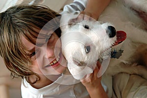 Ragazzo un il suo il cane 